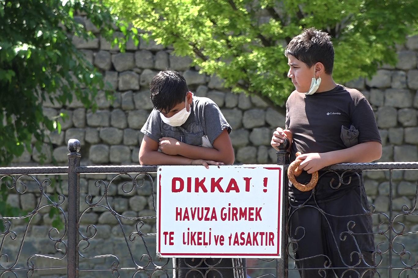  Çocuklar, Anzele suyuna girmesin diye polis nöbet tutuyor